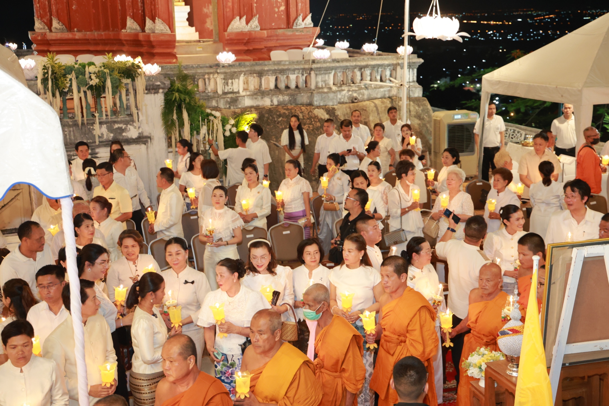 title - ปฏิรูปที่ดินจังหวัดเพชรบุรี ร่วมงานตามประทีปโคมไฟเนื่องในเทศกาลวิสาขบูชา ประจำปี 2569 และพิธีสวดพระพุทธมนต์ เจริญจิตตภาวนาอุทิศถวายแด่สมเด็จพระนางเจ้าสิริกิติ์ พระบรมราชินีนาถ พระบรมราชชนนีพันปีหลวง และเวียนเทียนรอบพระธาตุจอมเพชร